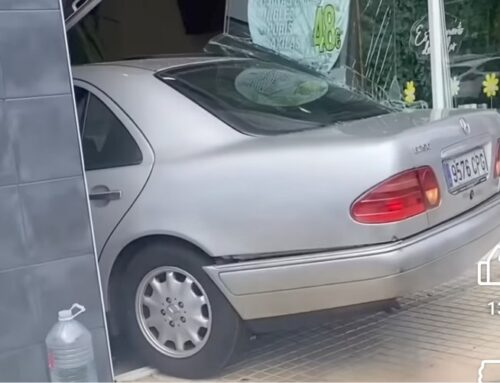 Reparación de fachada en Torrelavega después de que un coche se empotre contra un escaparate