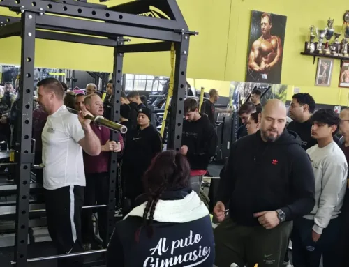 Seminario de levantamiento de peso en un gimnasio en Arganda del Rey