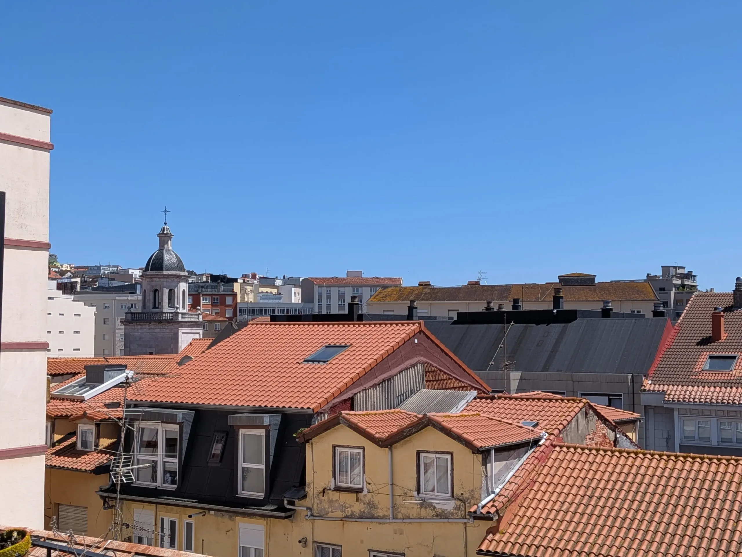 Impermeabilización de tejados en Astillero: cómo evitar filtraciones que afectan al interior de la vivienda